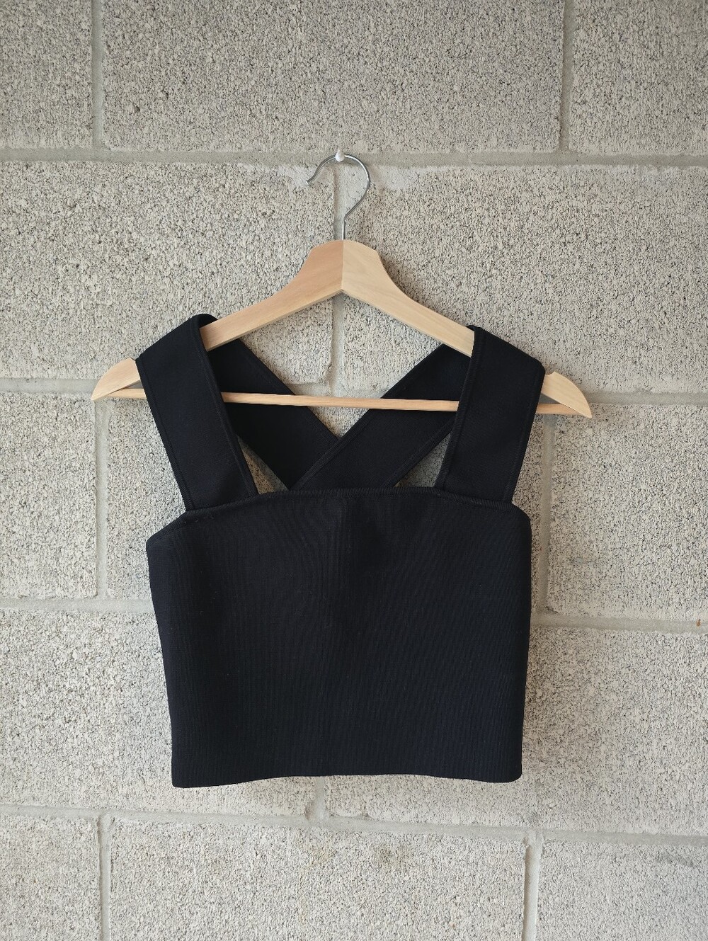 Babaton Black Cross-Back Cropped Tank